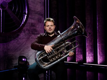 mężczyzna trzymający tubę