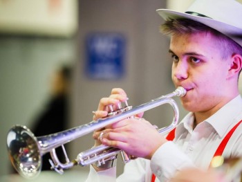 mężczyzna grający na trąbce