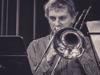 mężczyzna grający na puzonie