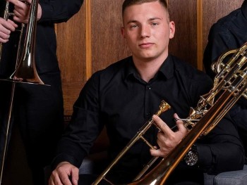 mężczyzna trzymający puzon