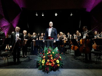 Dainius Pavilionis stojące osoby ubrane w eleganckie stroje