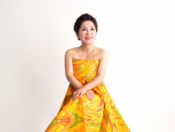 kobieta w pomarańczowej sukni