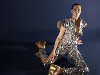 BOVSKA, fot. Olga Urbanek kobieta w zrebrnym kombinezonie