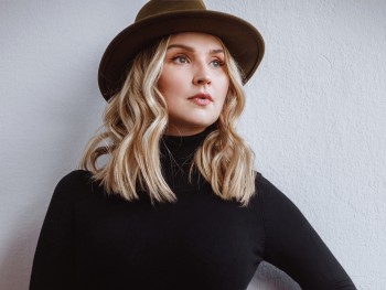 kobieta w czarnym kapeluszu i czarnym ubraniu