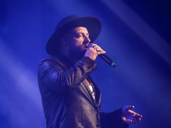 mężczyzna w kapeluszu