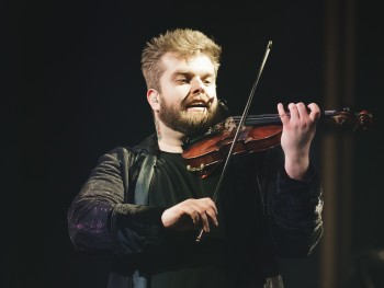 mężczyzna grający na skrzypcach