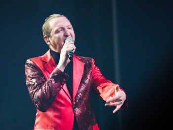 mężczyzna w czerwonym garniturze