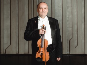 portret mężczyzny trzymającego skrzypce