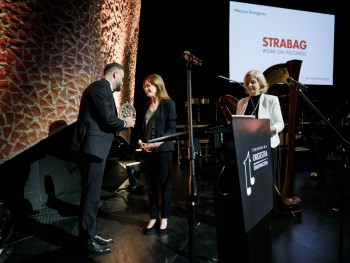 Wręczenie statuetki (odbierająca Anna Karpińska, dyrektor finansowy bydgoskiego oddziału firmy STRABAG Sp. z o.o.)