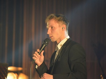 mężczyzna śpiewający do mikrofonu