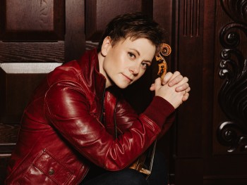 portret kobiety trzymającej skrzypce