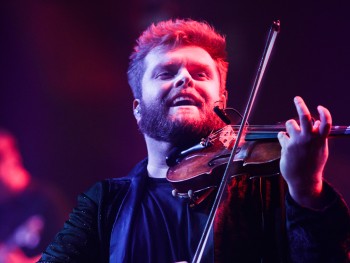 portret mężczyzny grającego na skrzypcach