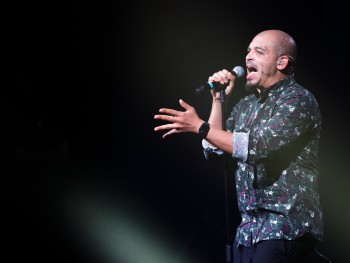 mężczyzna śpiewajcy do mikrofonu