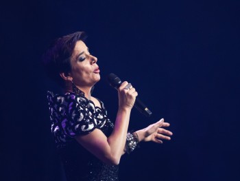 kobieta śpiewająca do mikrofonu