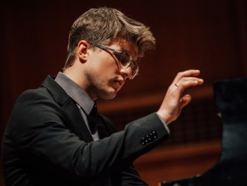 portret mężczyzny z uniesioną ręką