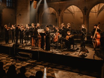 orkiestra na scenie