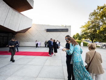 Gala wręczenia statuetek Muza Tos-u czerwony dywan na wejściu do budynku CKK Jordanki. Melomani zmierzający na koncert.