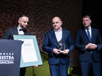 Wręczenie statuetki (odbierający Piotr Całbecki, Marszałek Województwa Kujawsko-Pomorskiego)