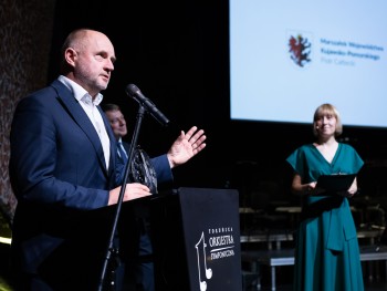 Wręczenie statuetki (Piotr Całbecki, Marszałek Województwa Kujawsko-Pomorskiego) Wręczenie statuetki (przemawiający: Piotr Całbecki, Marszałek Województwa Kujawsko-Pomorskiego)