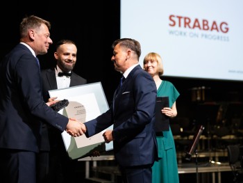 Wręczenie statuetki (odbierający Maciej Tomaszewski Rzecznik Prasowy firmy STRABAG Sp. z o.o.) Wręczenie statuetki (odbierający Maciej Tomaszewski Rzecznik Prasowy firmy STRABAG Sp. z o.o.)