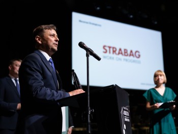 Wręczenie statuetki (odbierający Maciej Tomaszewski Rzecznik Prasowy firmy STRABAG Sp. z o.o.) Wręczenie statuetki (Maciej Tomaszewski Rzecznik Prasowy firmy STRABAG Sp. z o.o.)