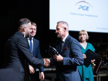 Wręczenie statuetki (odbierający Wojciech Dobrak, Prezes Zarządu PGE Toruń)