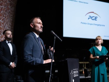 Wręczenie statuetki (Wojciech Dobrak, Prezes Zarządu PGE Toruń)