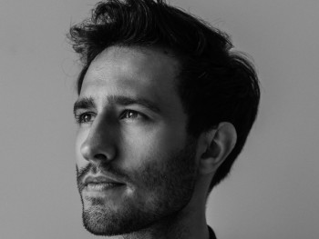 czarno-biały portret mężczyzny ubranego w czarną koszulę z kołnierzem