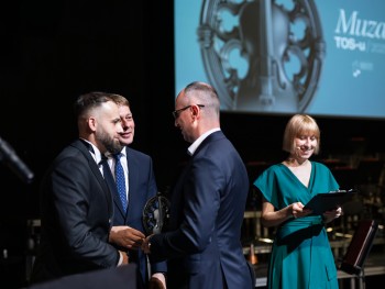 Przekazanie statuetki Muza Tos-u