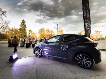 podświetlone auto Toyota przed budynkiem Centrum Kulturalno - Kongresowego Jordanki
