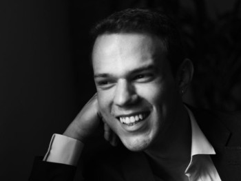 portret uśmiechniętego mężczyzny