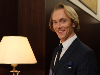 portret mężczyzny trzymającego teczkę