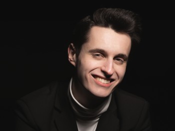 portret uśmiechniętego mężczyzny