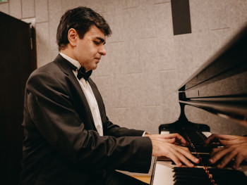 mężczyzna grający na fortepianie