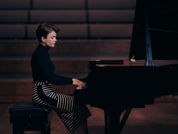 kobieta grająca na fortepianie