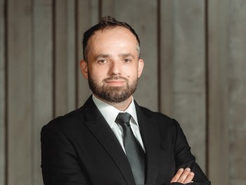 mężczyzna w czarnym garniturze