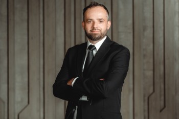 mężczyzna w czarnym garniturze