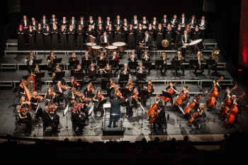 orkiestra i chór na scenie