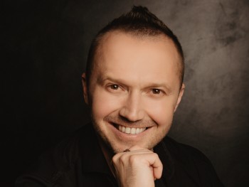 portret męzczyzny w czarnej koszuli