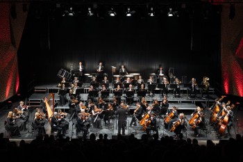 orkiestra na scenie
