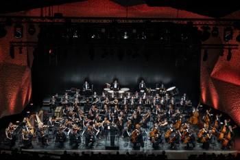 orkiestra na scenie